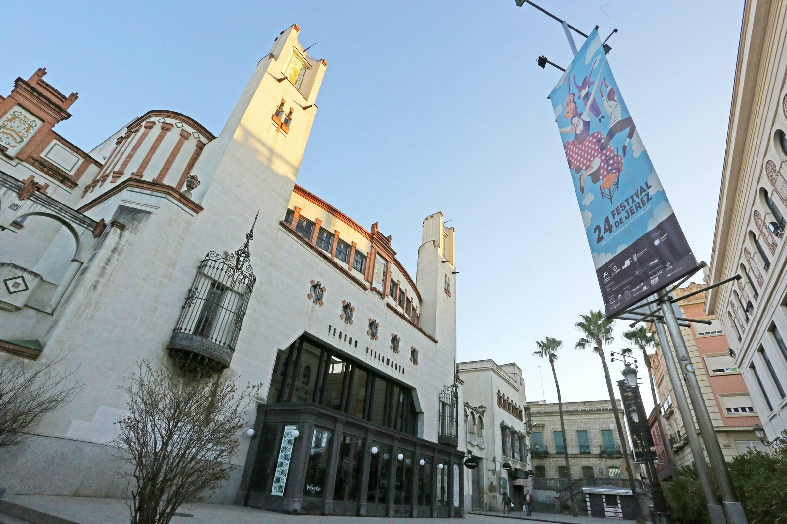 Un cartel anuncia frente al Teatro Villamarta el Festival de Jerez. Un cartel anuncia frente al Teatro Villamarta el Festival de Jerez.