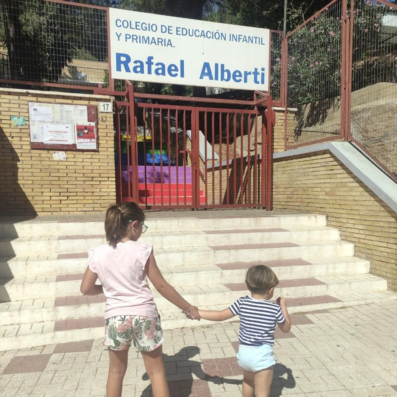 Martina y Thiago a las puertas del Colegio Rafael Alberti