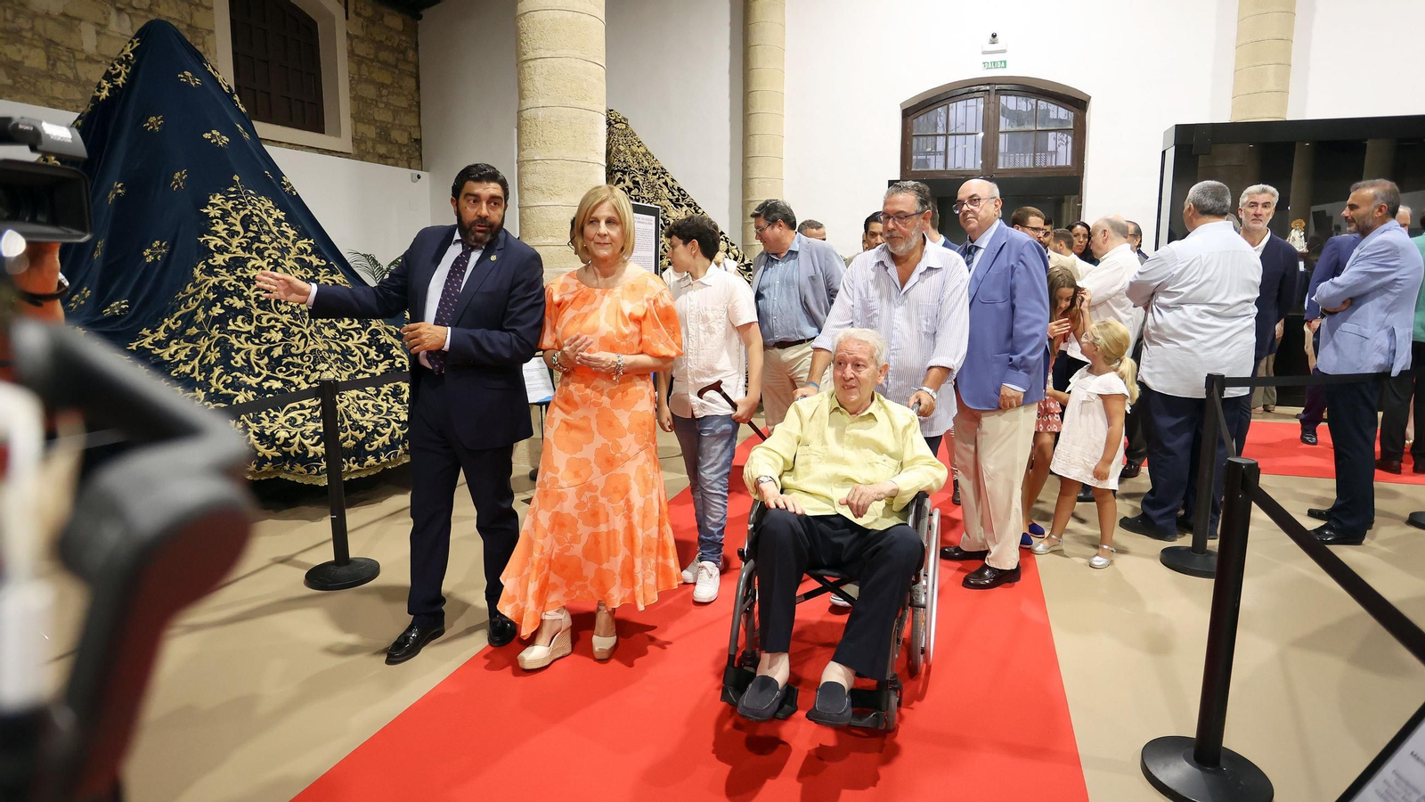 Inauguración de la exposición de mantos de vírgenes dentro de los actos de la Magna Mariana