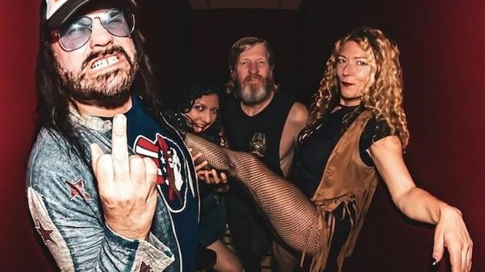 Nashville Pussy son Blaine Cartwright, voz y guitarra rítmica, Ruyter Suys a la guitarra solista, Bonnie "Bon" Buitrago al bajo y el baterista Ben Thomas