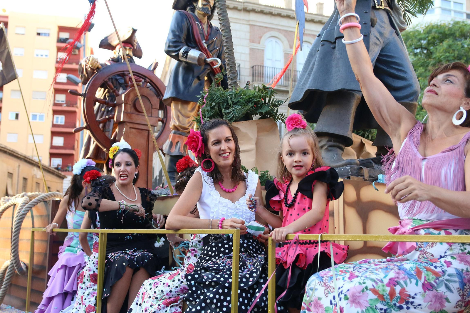 La Batalla de las Flores ha regresado inundando Almería de claveles