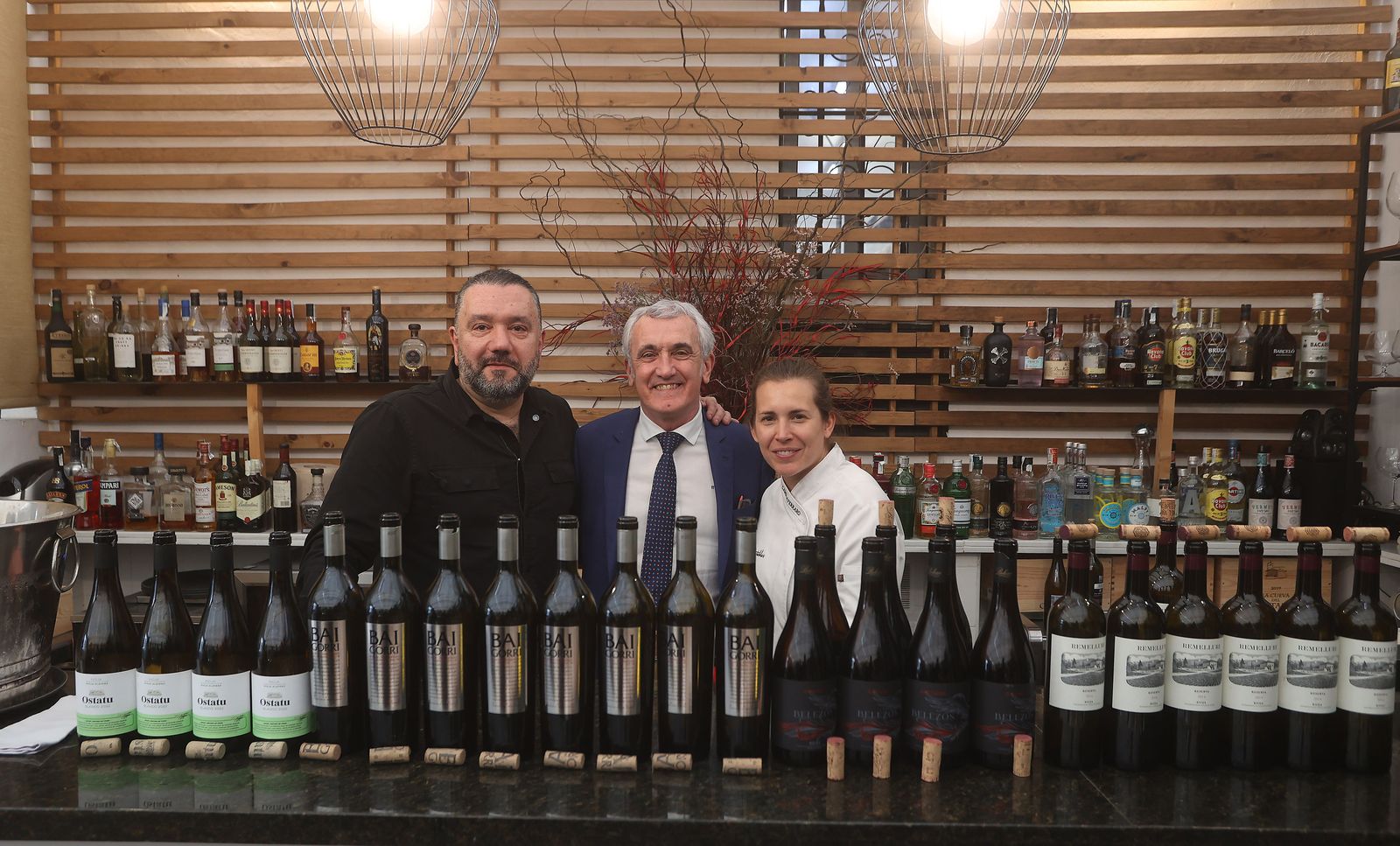 El sumiller Iñaki Suárez, el diputado de Agricultura de Álava, Eduardo Aguinaco, y la chef Camila Ferraro.