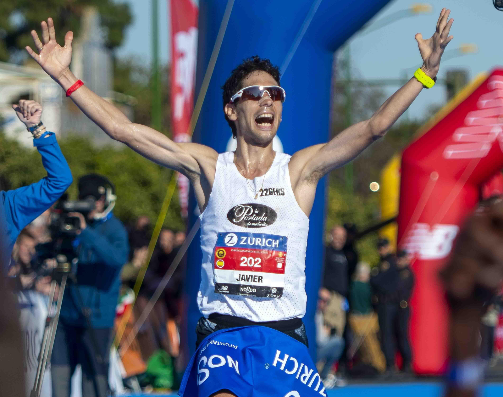 Javi Guerra entra en la meta en el Zurich Maratón de Sevilla 2020.