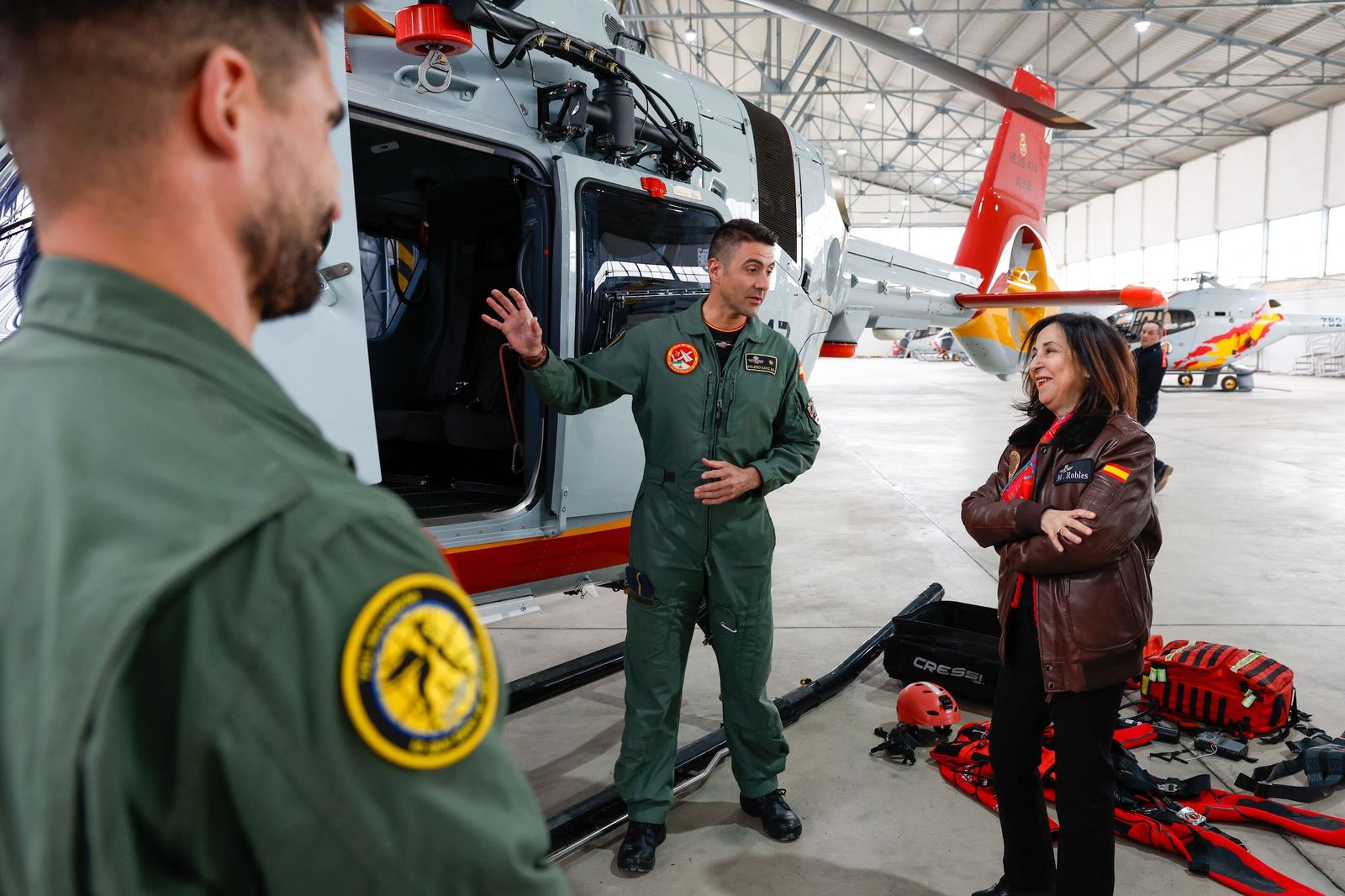 La ministra de Defensa, Margarita Robles, en la escuela de helicópteros del Ejército en Armilla.