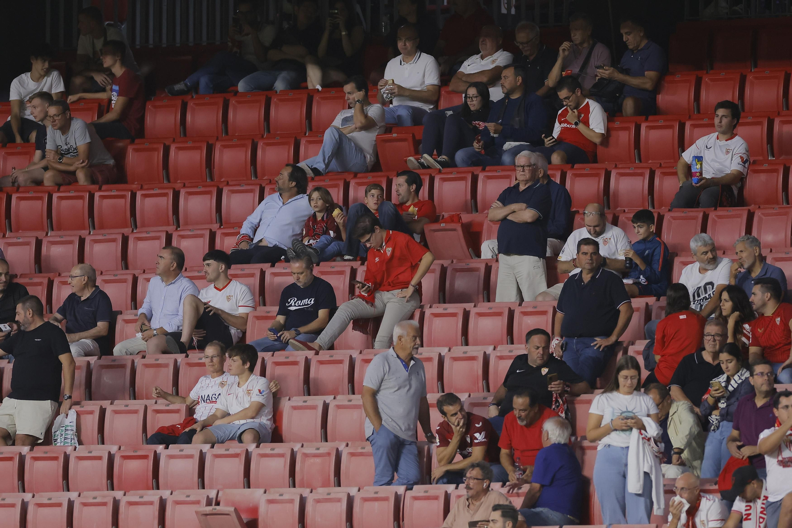 Búscate en las fotos del Sevilla-Lens