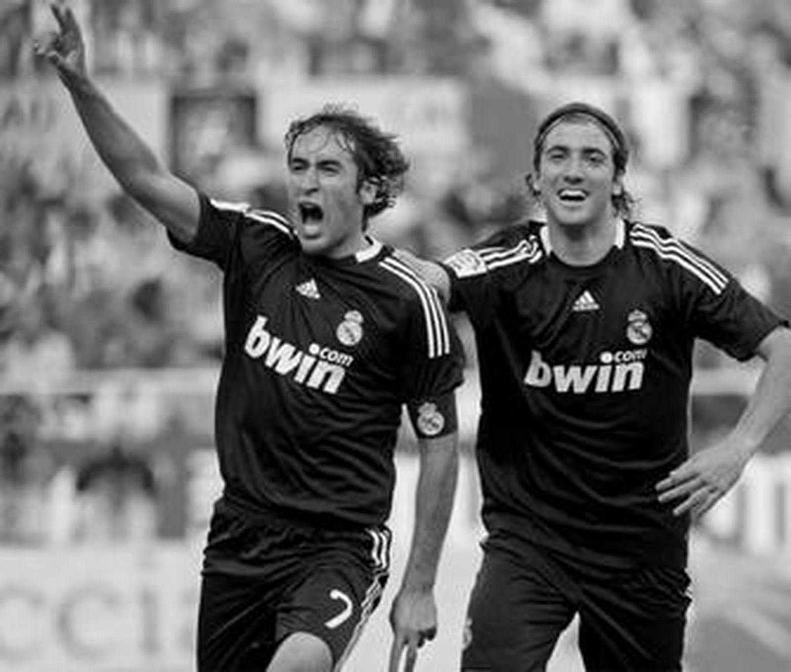 Raúl celebra uno de los tantos conseguidos ayer en Sevilla, seguido de su compañero Higuaín.