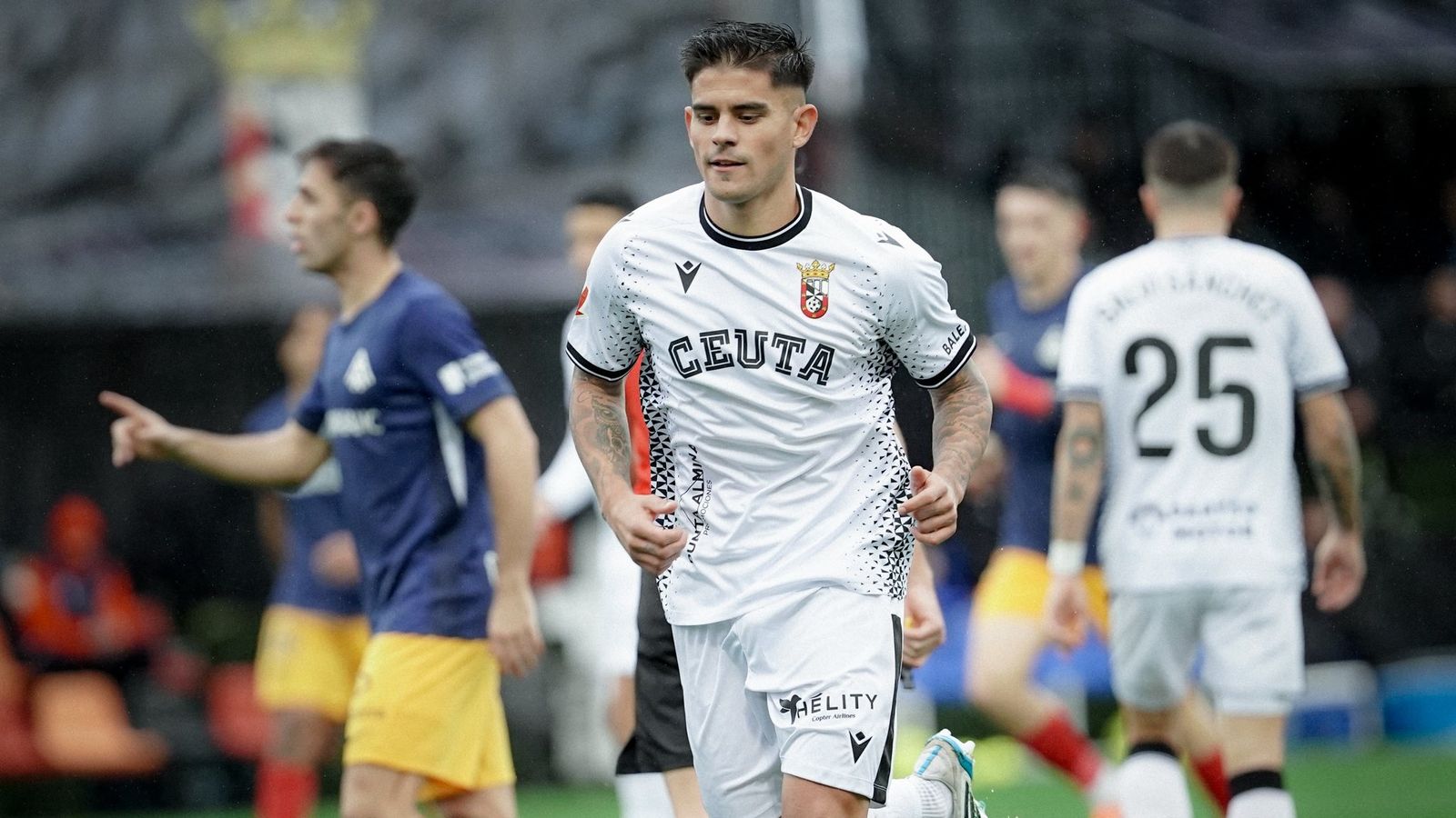 Kuki Zalazar celebra uno de sus cinco goles con el Ceuta en el presente curso.