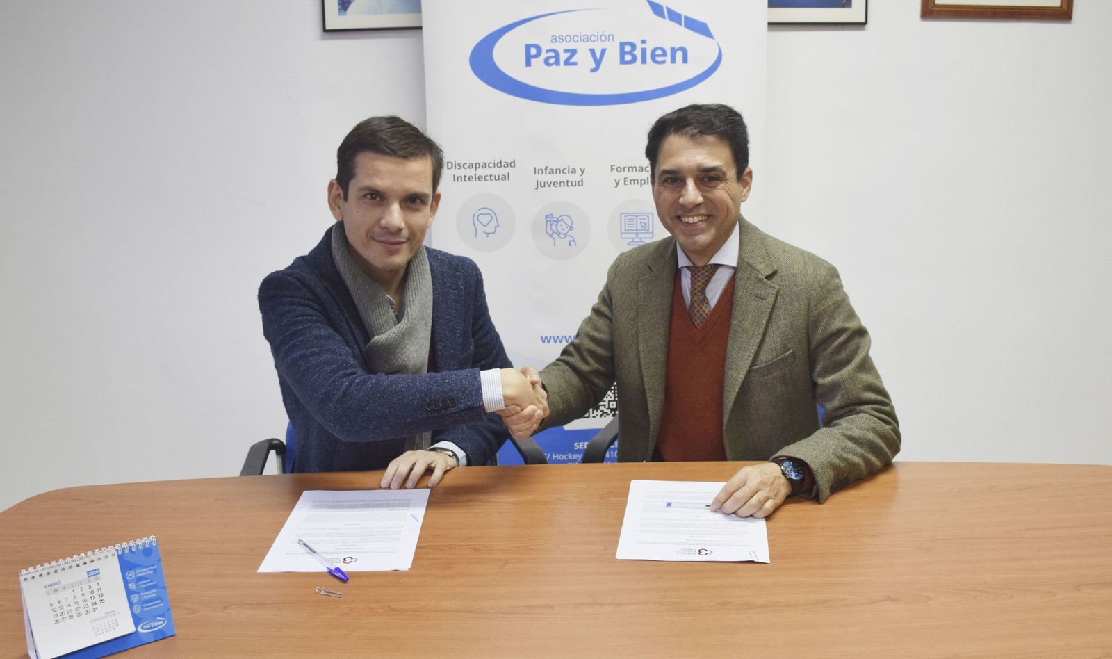 Firma del acuerdo entre Fundación Kutxabank y la asociación Paz y Bien