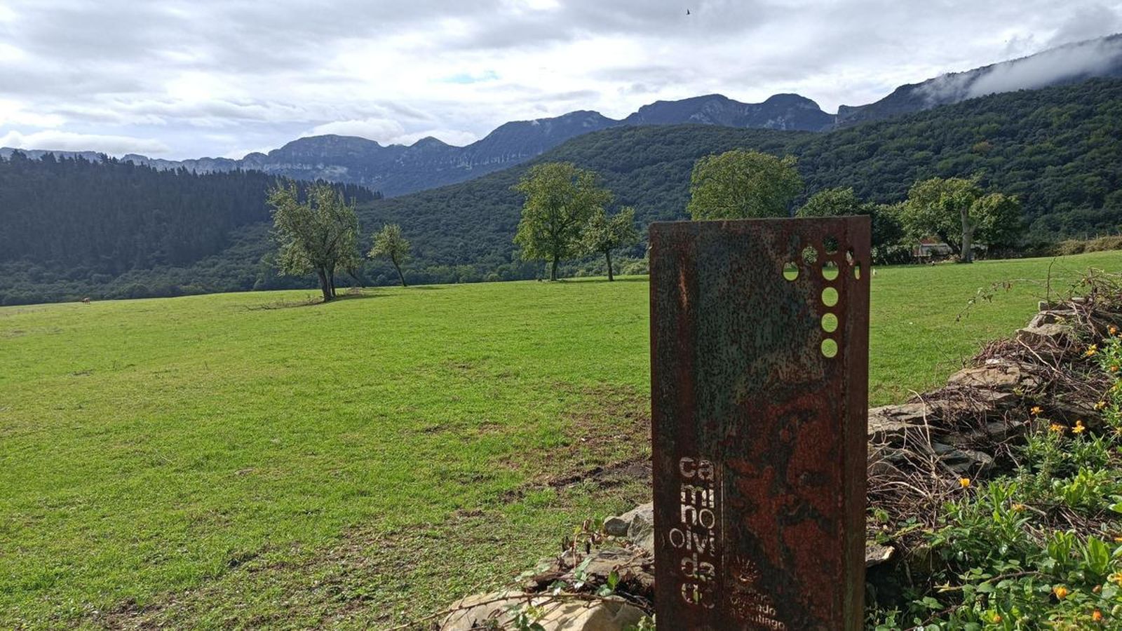 Señal del Camino Olvidado: son una planchas de hierro que veremos sobre todo en Castilla y León.