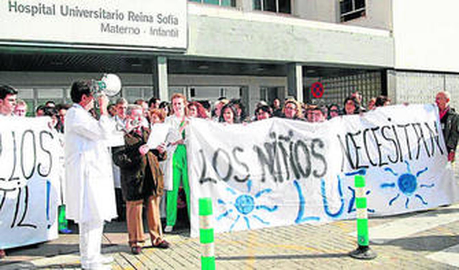 El doctor Felipe Toledo lee un manifiesto durante la concentración celebrada en el Reina Sofía.