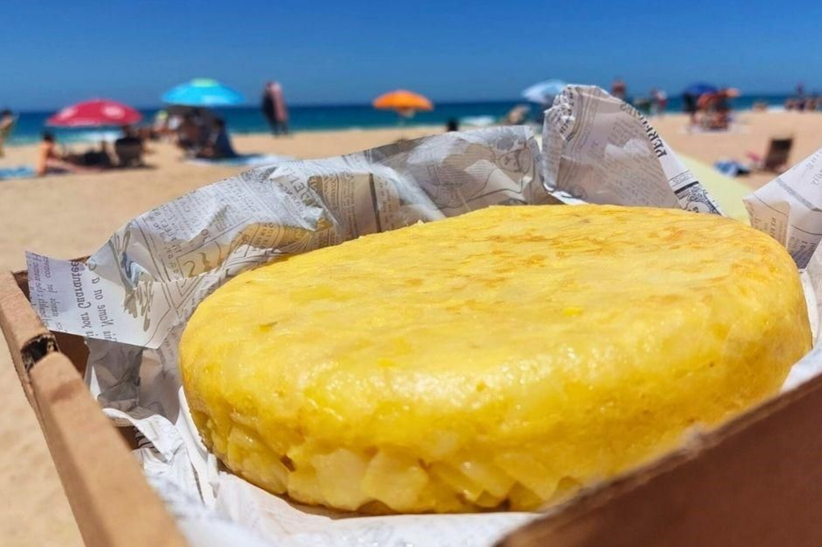 Podrás disfrutar de una apetitosa tortilla recién hecha sin moverte de la sombrilla