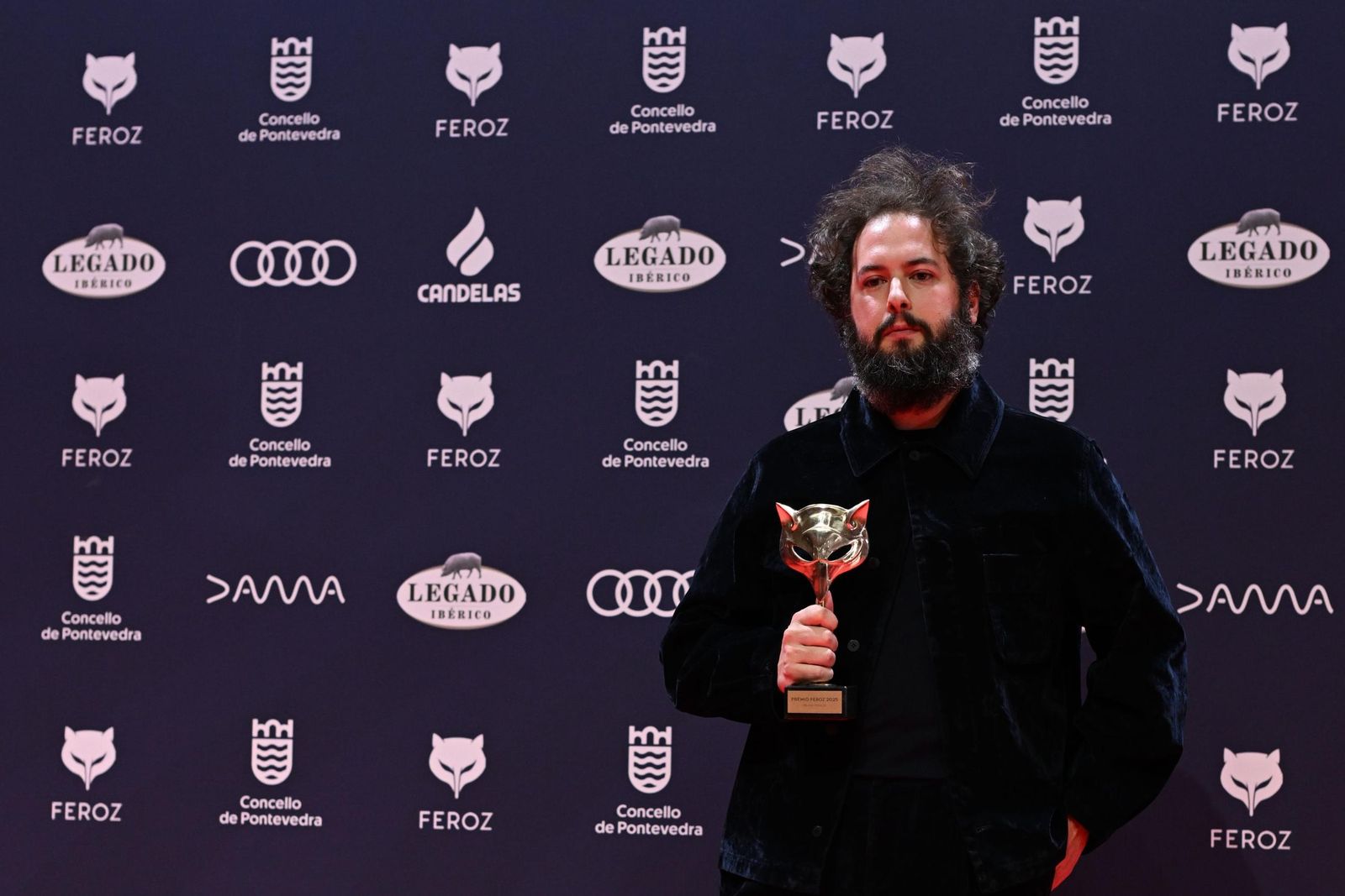 Miguel Ángel Trudu, con el premio Feroz.