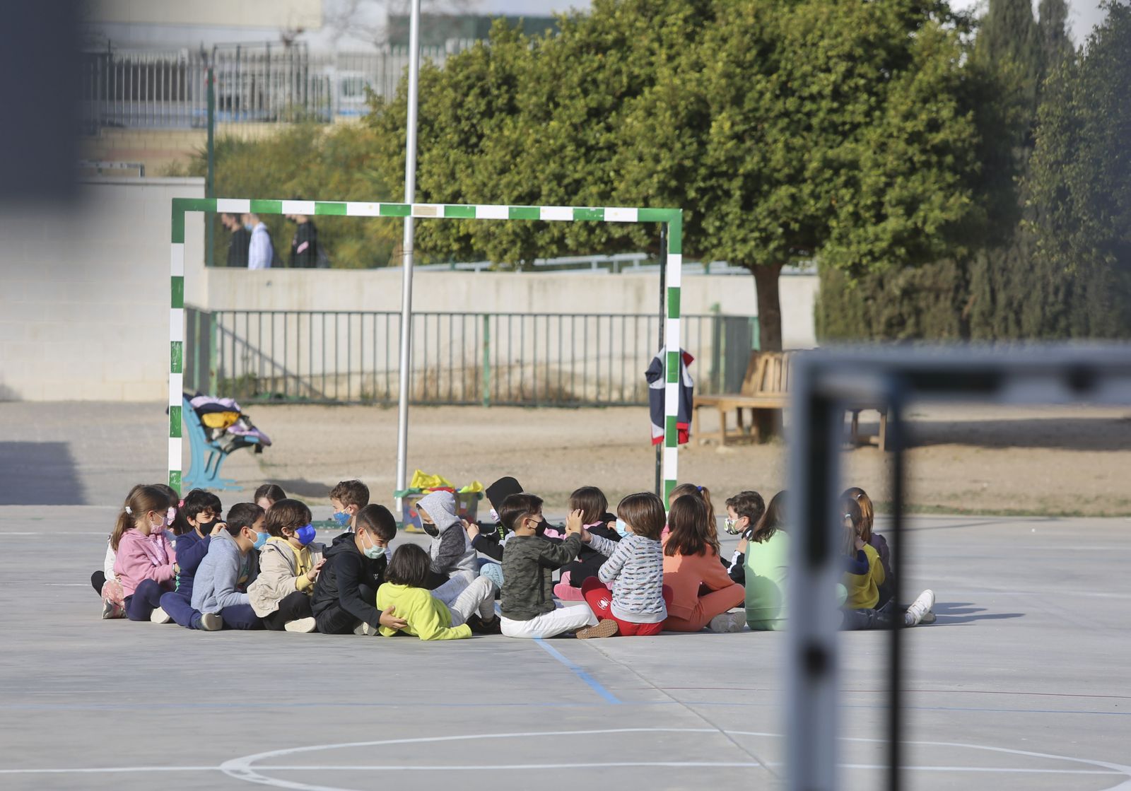 Alumnos de primaria en el patio de un colegio en Málaga.