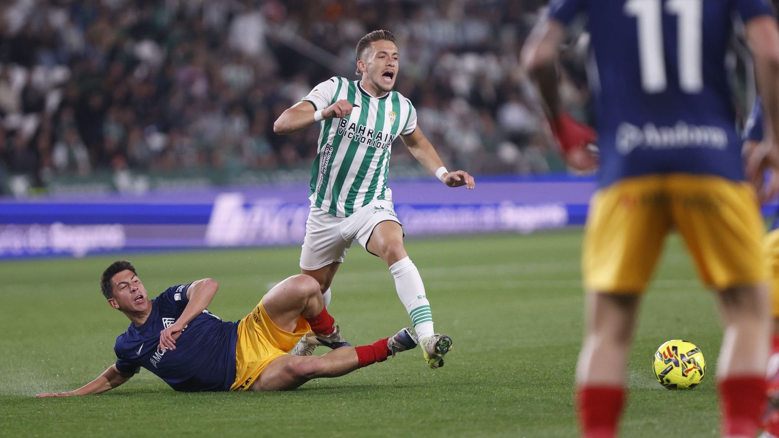 Isma Ruiz pugna por el balón en un lance del Córdoba CF-Andorra.