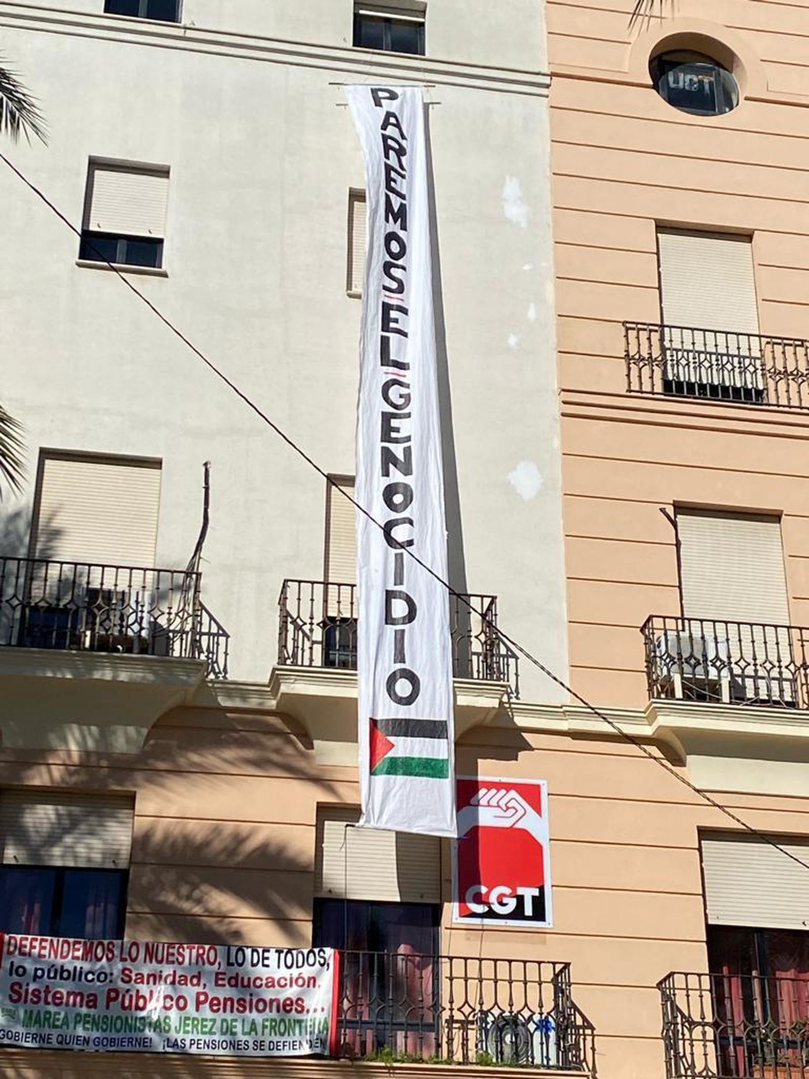 Cartel desplegado a la salida de la manifestación.