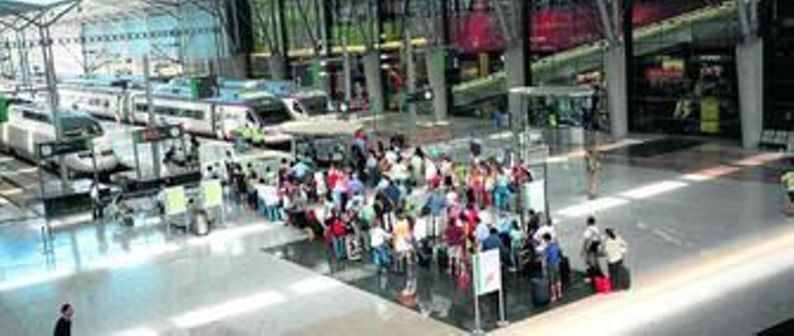 Imagen del interior de la estación María Zambrano de Málaga donde se ven tres de sus cuatro vías.