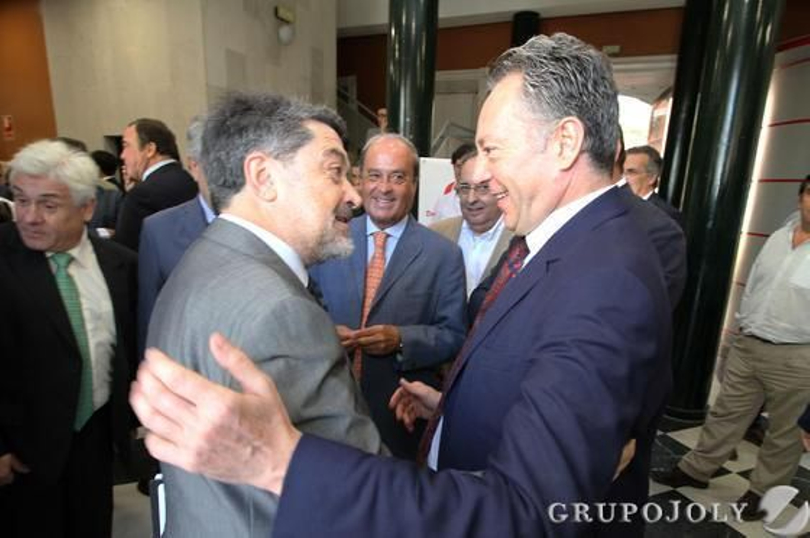 José Joly, presidente del Grupo Joly saluda a Javier Barrero momentos antes de su intervención en la Casa Colón. / Fotos: A. Domínguez y Canterla
