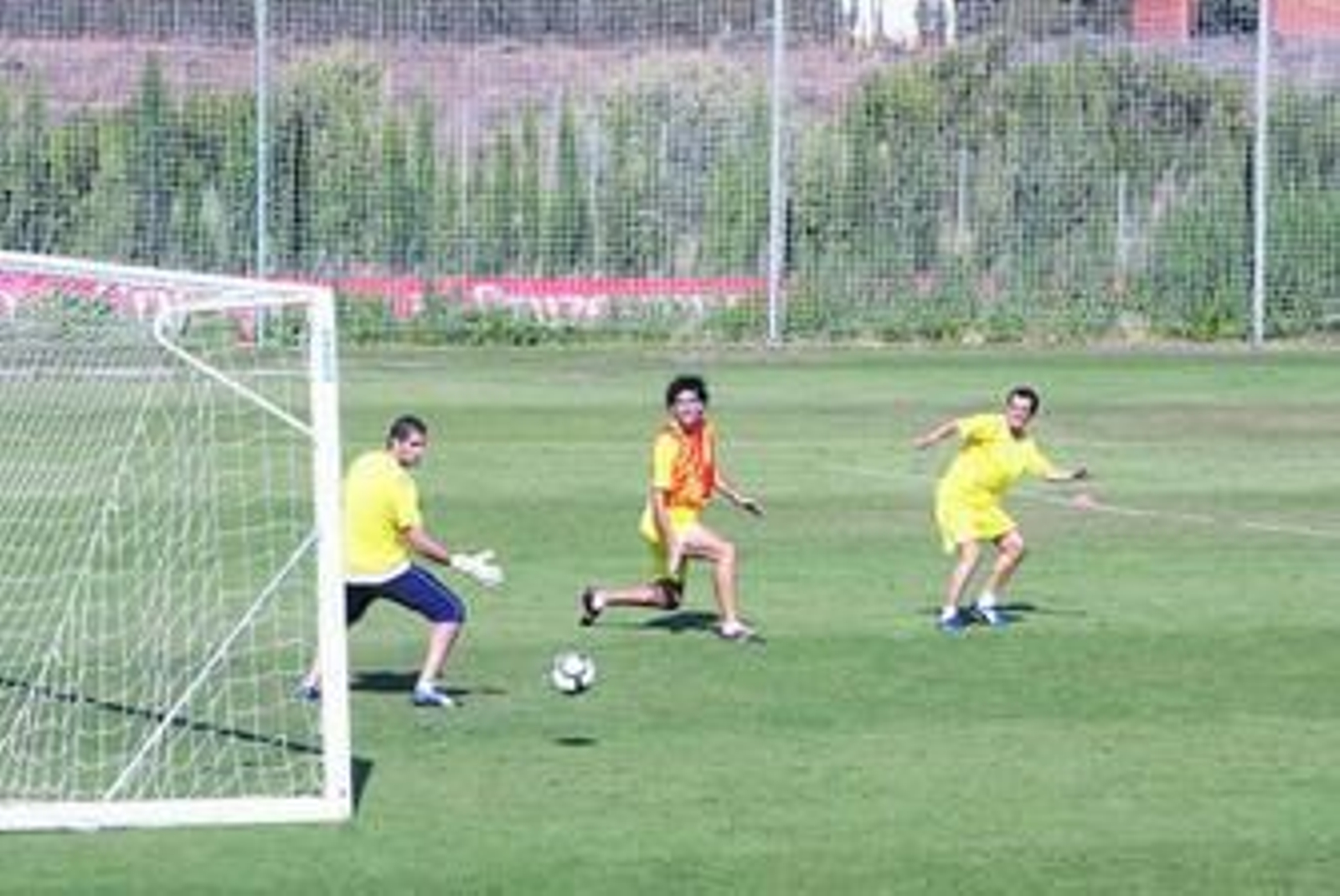 Casilla se gira para seguir con la mirada la trayectoria que lleva un balón.