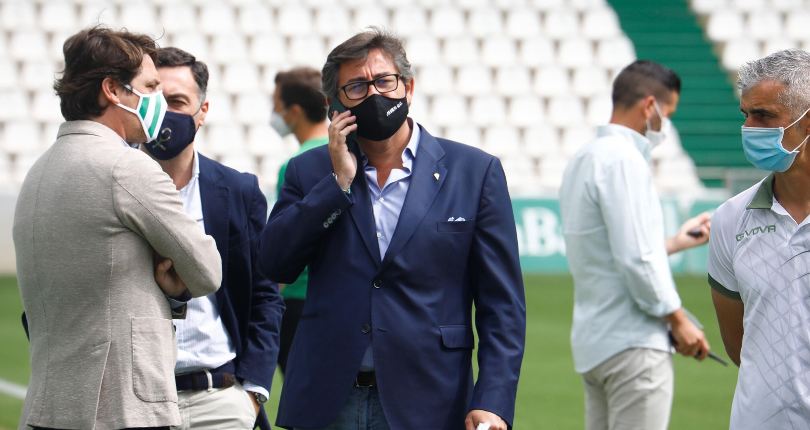 Javier González Calvo, consejero delegado del Córdoba CF, habla por teléfono en El Arcángel.