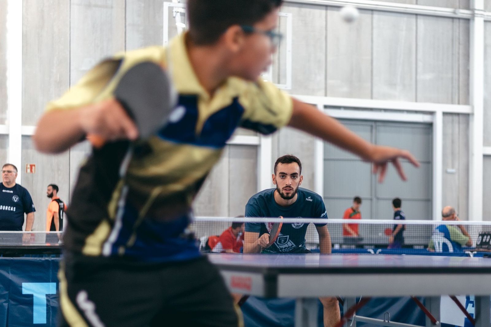 Un palista saca en uno de los encuentros.