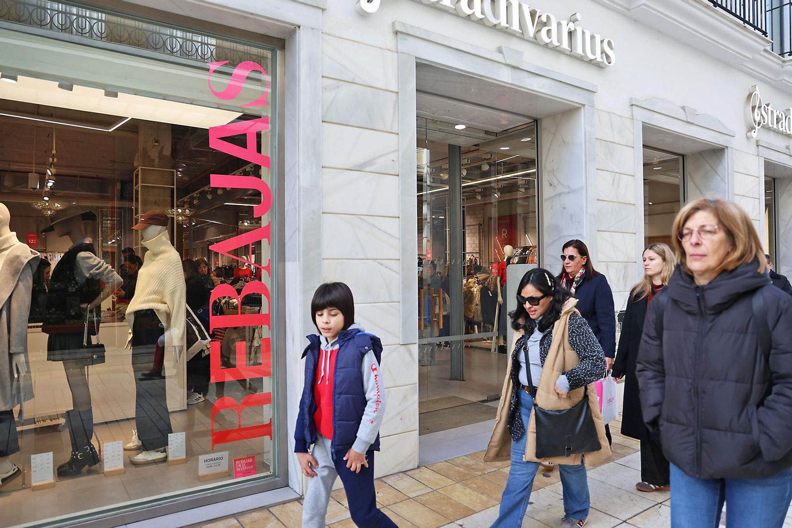 Imágenes del comienzo de las rebajas en Huelva