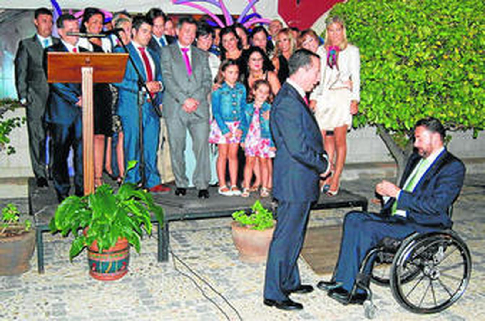 Jesús Domínguez recibiendo la insignia de oro del club, ante todos los socios, de manos de José María Rebollo.