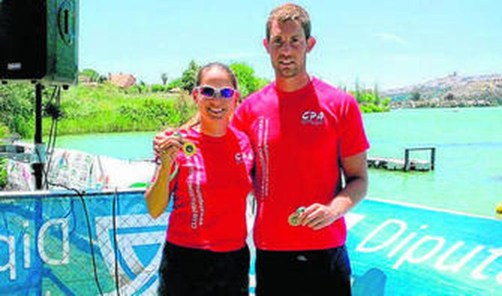 Laura Ordóñez y Pedro Lamorena con las medallas obtenidas, ayer