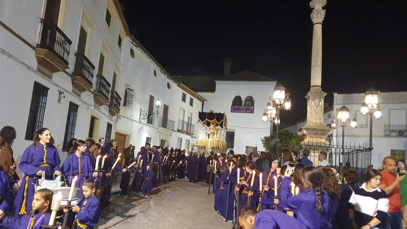 Jueves Santo en Castro del Río: La procesión de la Santa Vera Cruz, en imágenes
