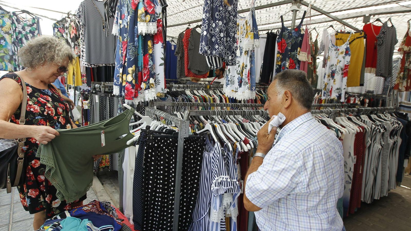 Manuel Cortés regenta un puesto de ropa de mujer en el mercadillo.