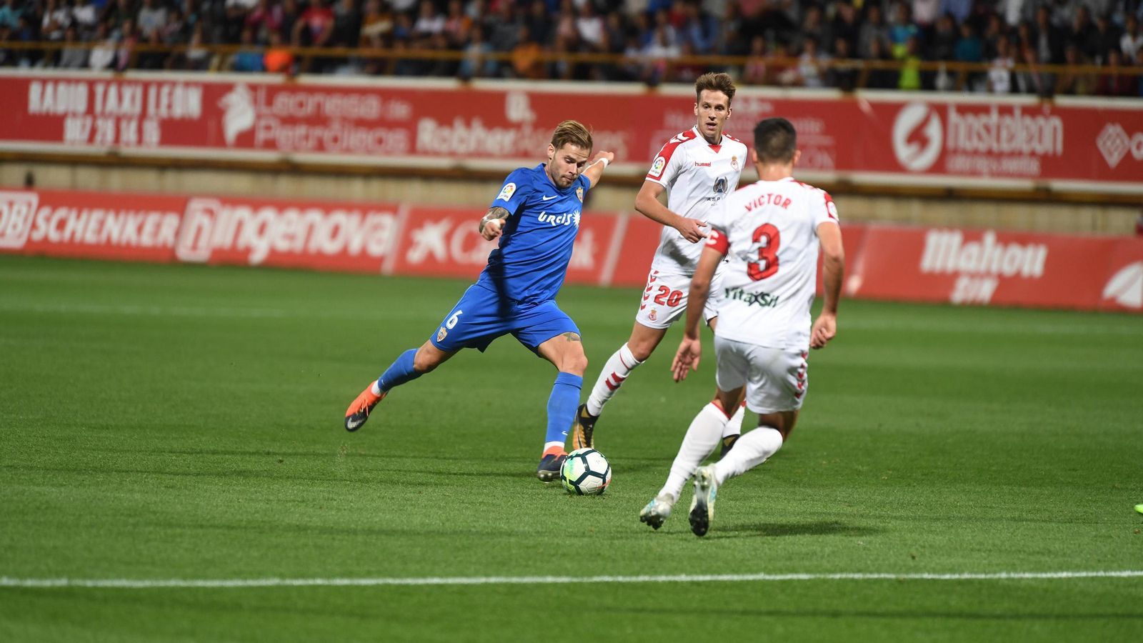 Mandi prepara la pierna para el disparo durante la última visita de los almerienses a la Cultural Leonesa en partido de Liga.
