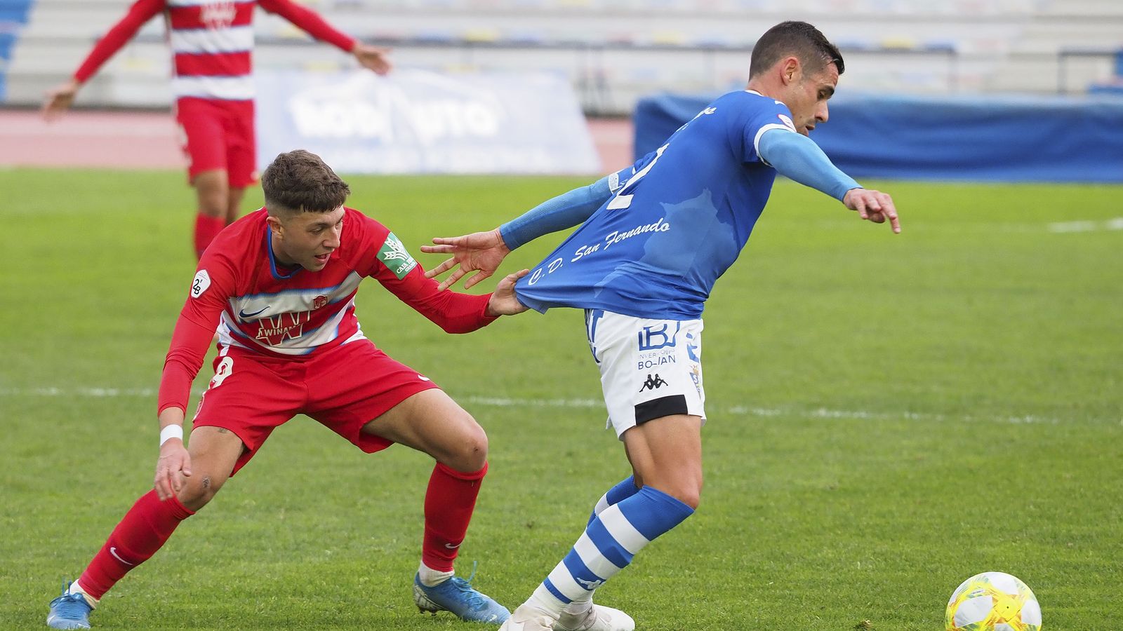 Aranda, que marcó el segundo tanto de los rojiblancos, agarra a un rival.