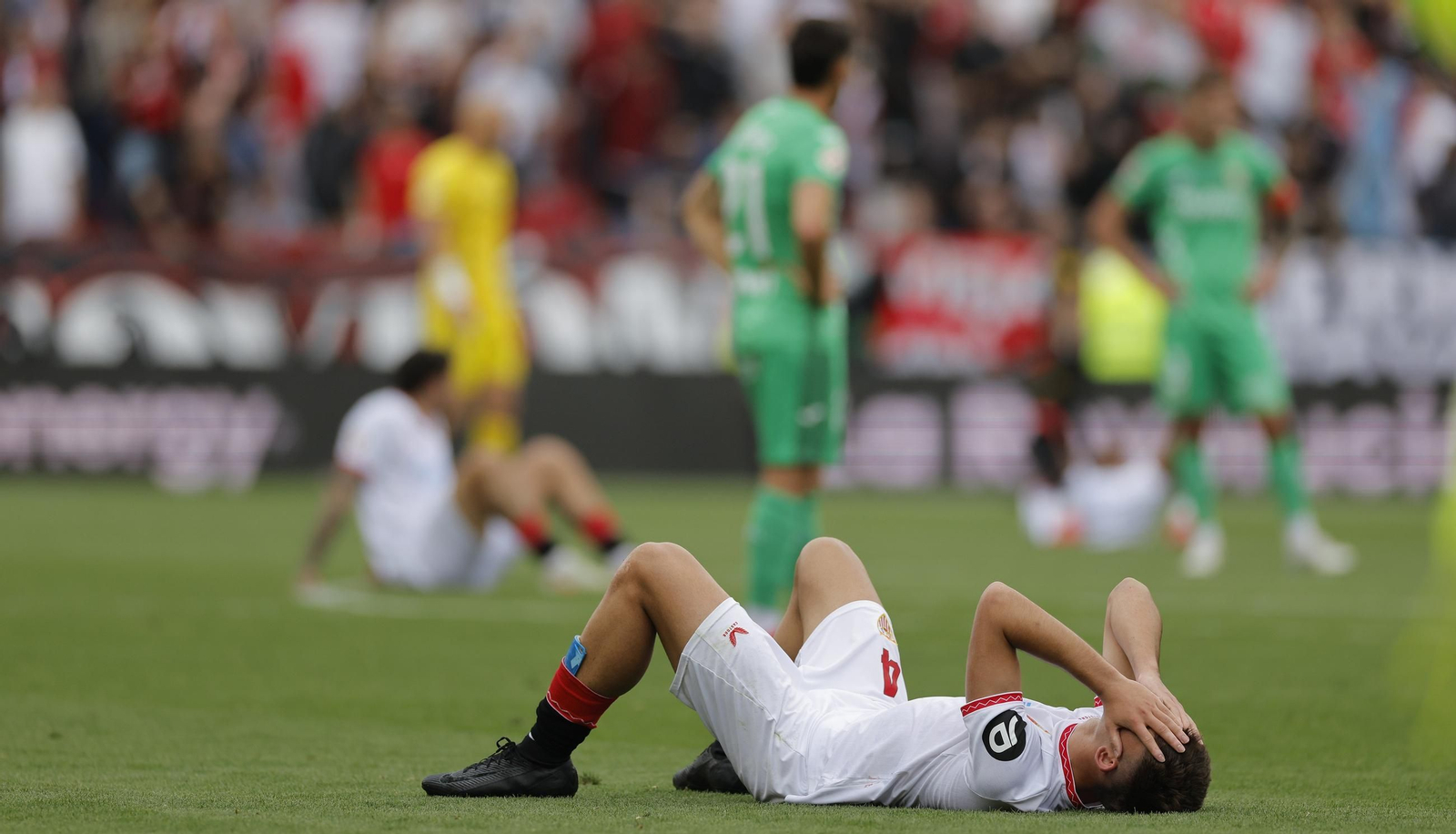 Kike Salas se derrumba en el césped al finalizar el partido con el Leganés.