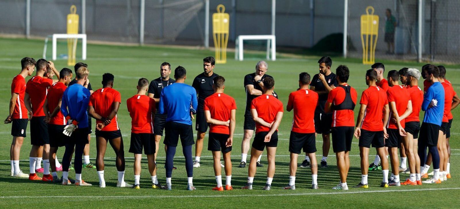 Diego Martínez se dirige al grupo durante la sesión de entrenamiento