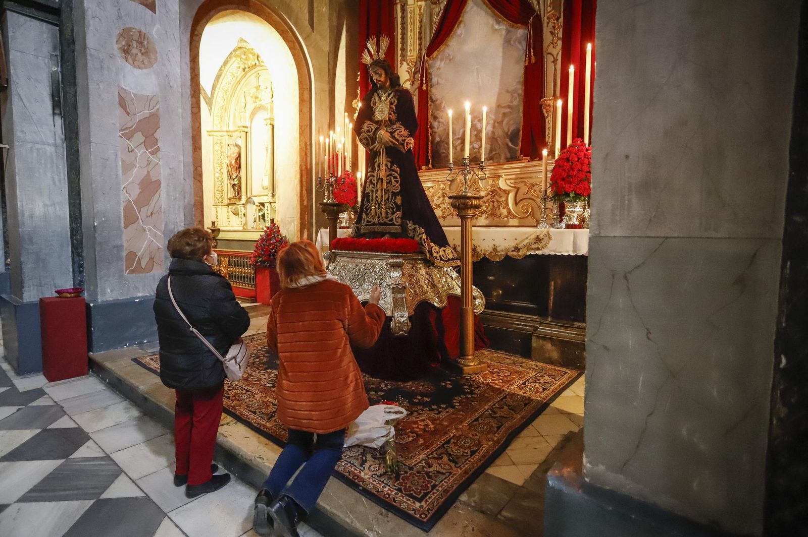 Besapiés a Jesús del Rescate en el primer viernes de Cuaresma