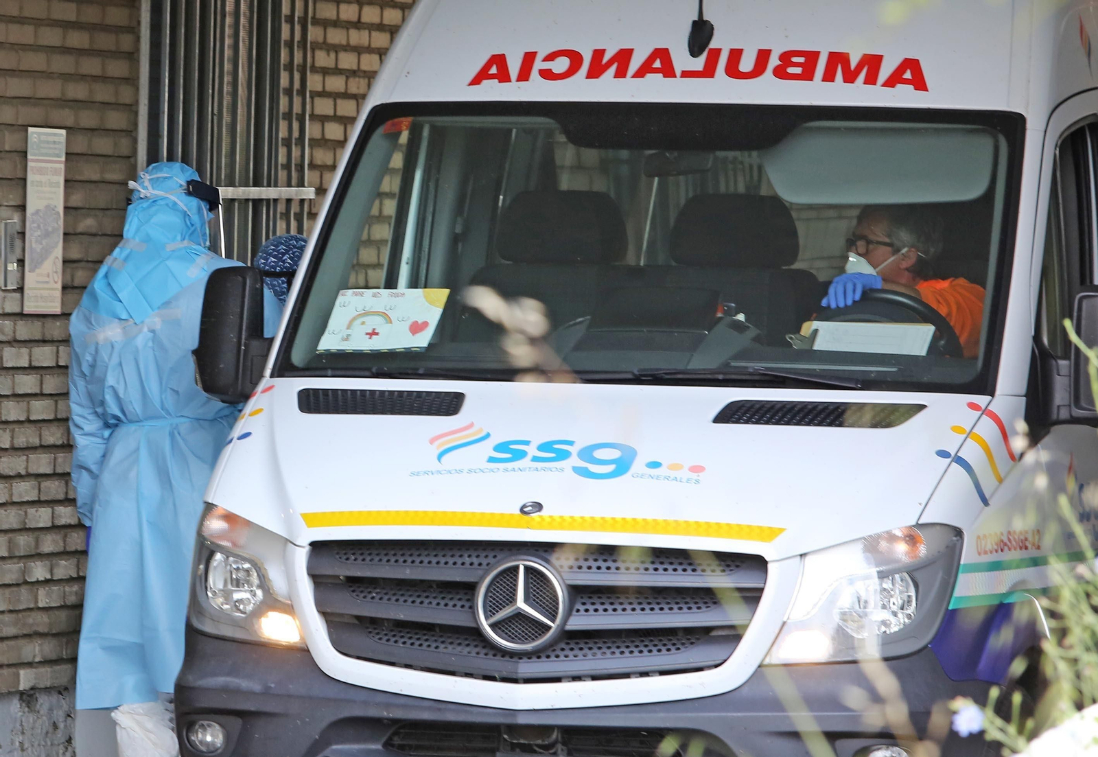 Una ambulancia, ayer en la zona del hospital donde se están realizando las pruebas rápidas.