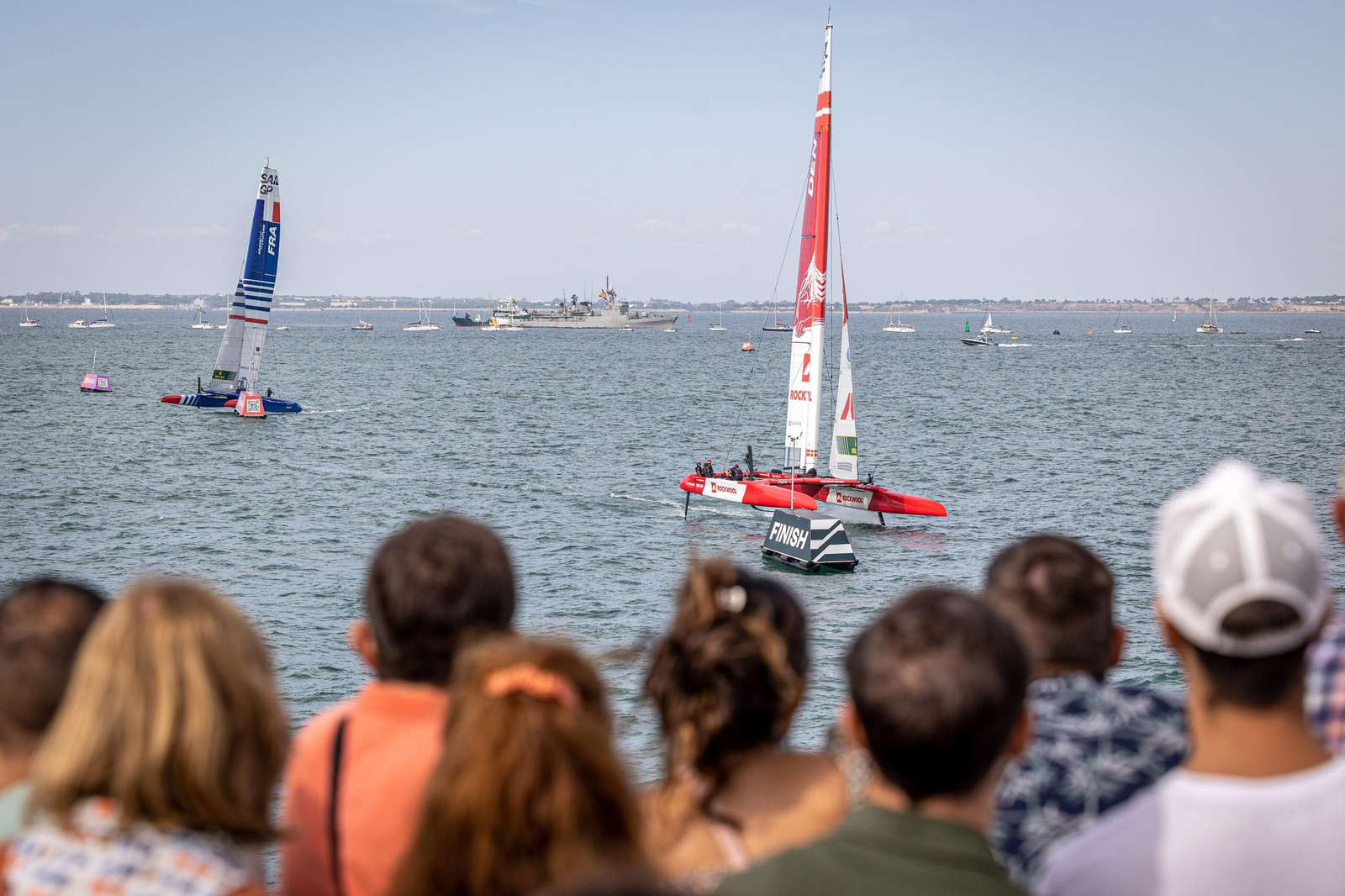 Búscate en SailGP Cádiz: La ciudad disfruta del ambiente del domingo con las actividades, las carreras y los bares