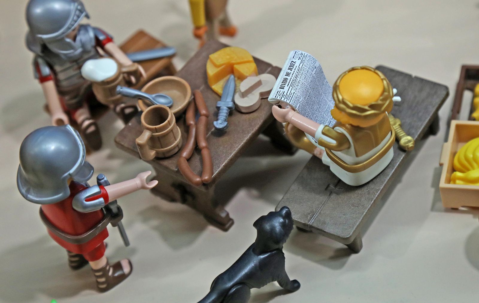 Click leyendo la prensa, en el Belén benéfico de 'ArteaDiario'