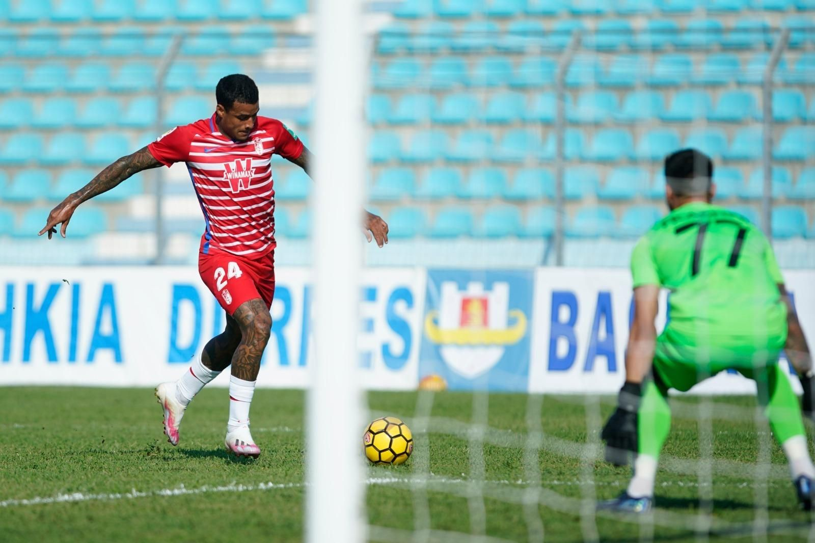 Kenedy se dispone a batir al meta albanés en el 2-0
