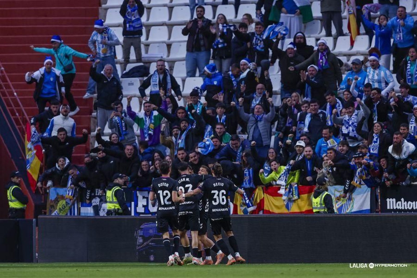 El Málaga celebra con el sector blanquiazul.