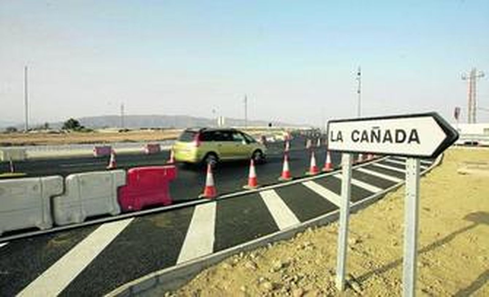 Imagen que presentaba en la tarde ayer la rotonda, aún con los pivotes posicionados.