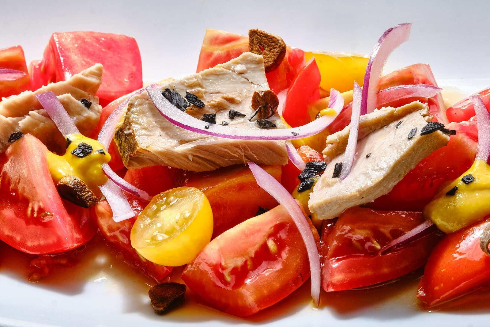 Ensalada de Tomates de temporada con Ventresca mechada de Atún al Oloroso de Casa Juan en El Palmar.
