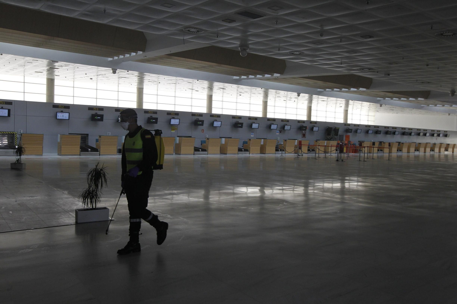 Fotogalería actuación INFOCA y UME por el coronavirus en Almería. Covid-19