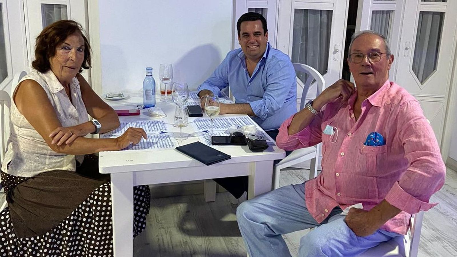 Mercedes Valimaña, con Curro Martínez y José María Escribano en el Club Náutico.