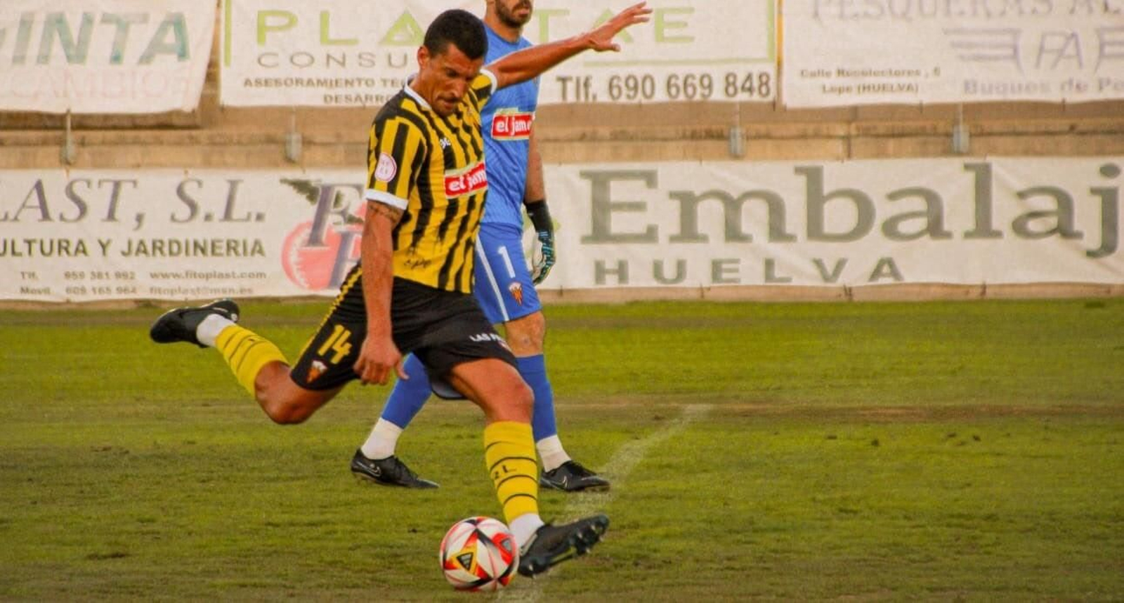 J. Rueda se dispone a hacer un saque en el último partido del San Roque de liga.