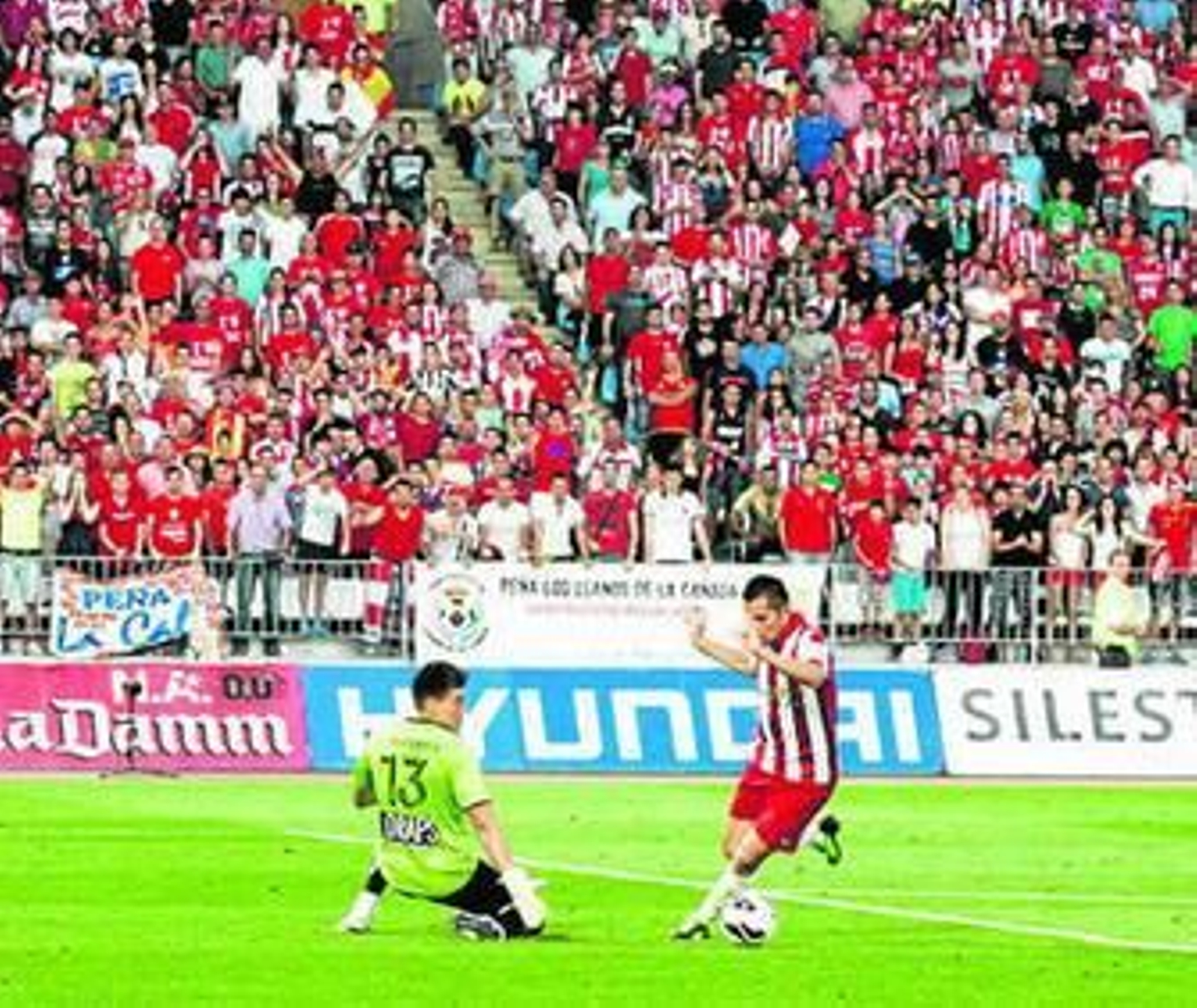 Charles se marcha de Becerra con un perfecto regate para cerrar la victoria.