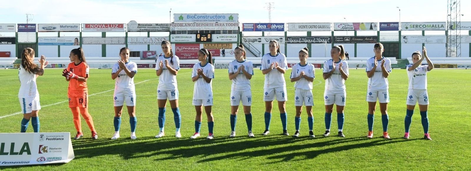 Las jugadoras del Pozoalbense saludan antes de un partido.