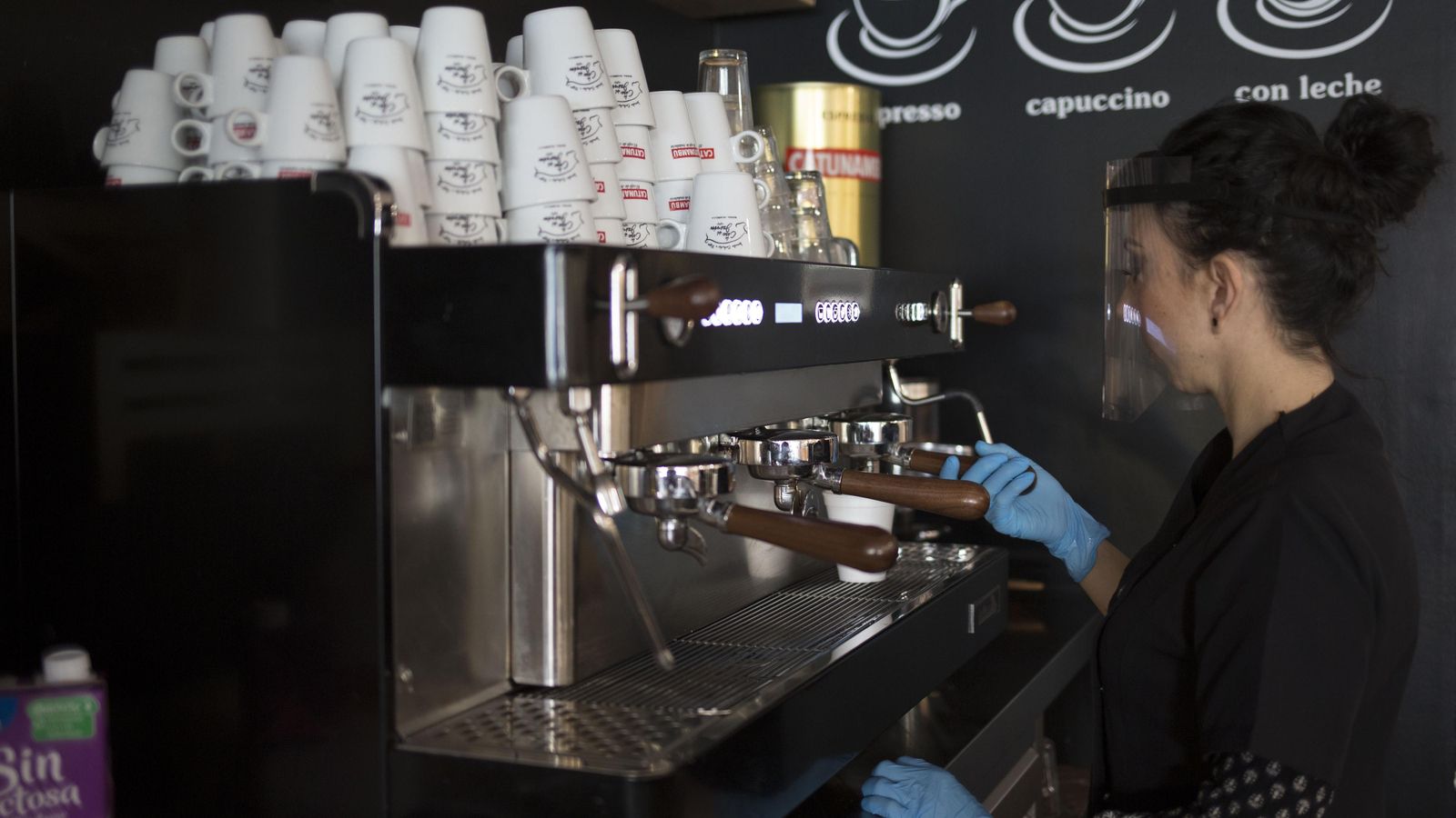 La cafetería de la Casa del Jamón vuelve a encenderse para envíos a oficinas