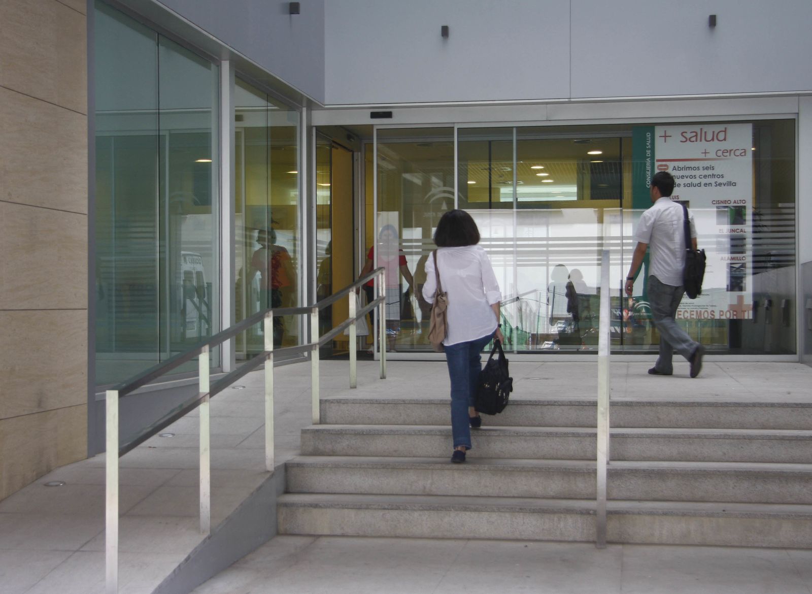 Puerta de acceso al ambulatorio de San Luis.