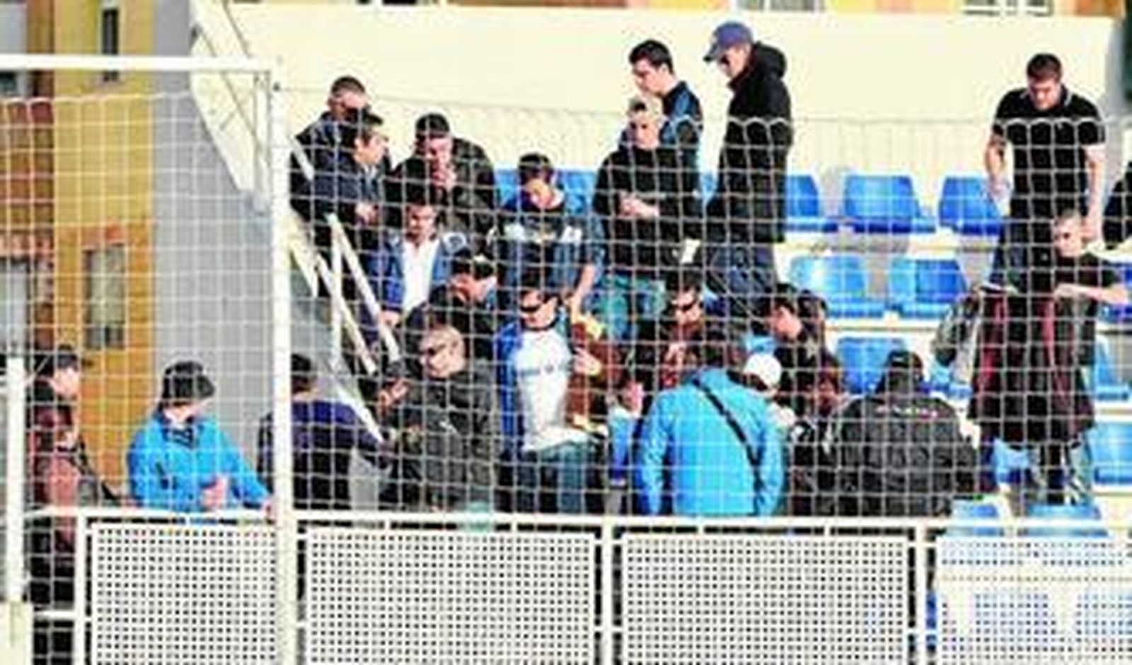 Momento en el que aficionados abandonan la grada de La Granja en presencia de la Policía Nacional. Antes se habían lanzado petardos y un bote de humo.