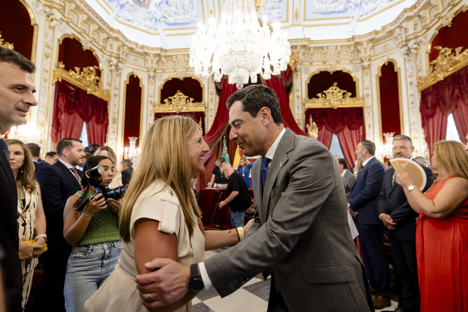 Las imágenes del pleno de investidura de la Diputación de Cádiz.